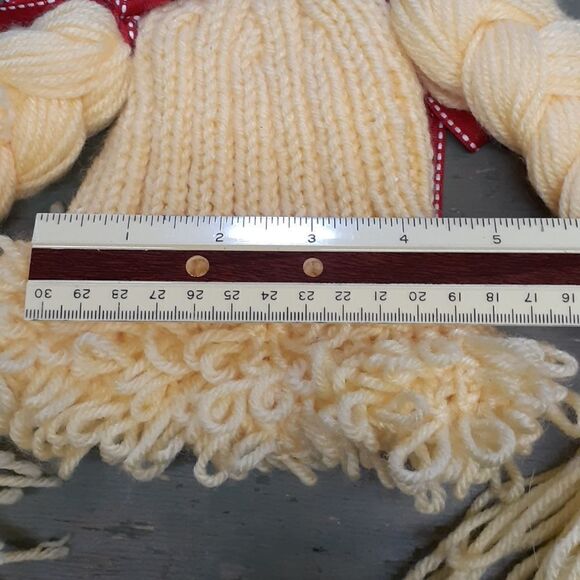 Adorable yarn hat for a baby or doll. - Picture 6 of 6